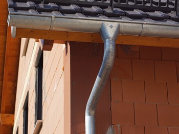 Zinkdachrinne an einem Rohbau in Großaitingen