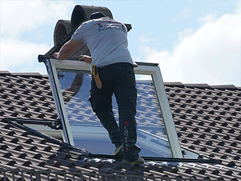 Montieren eines Fensterflügels in Königsbrunn