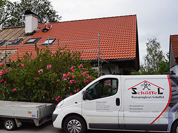 Neueindeckung und Erneuerung von Dachfenstern nach einem Hagelschaden.